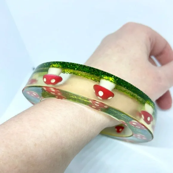 Vintage Red and White Toadstool Mushrooms Lucite Bangle Bracelet Green Sparkles - Picture 3 of 9